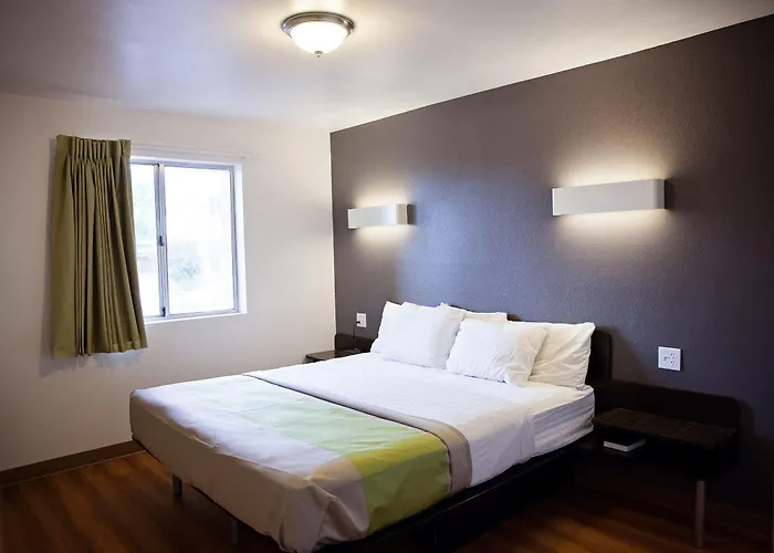 6-mesa, Az Hotel 2*
